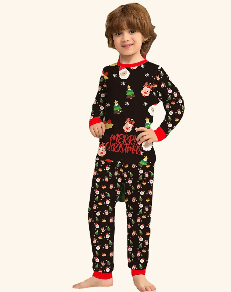 Enfant en pyjama de Noël